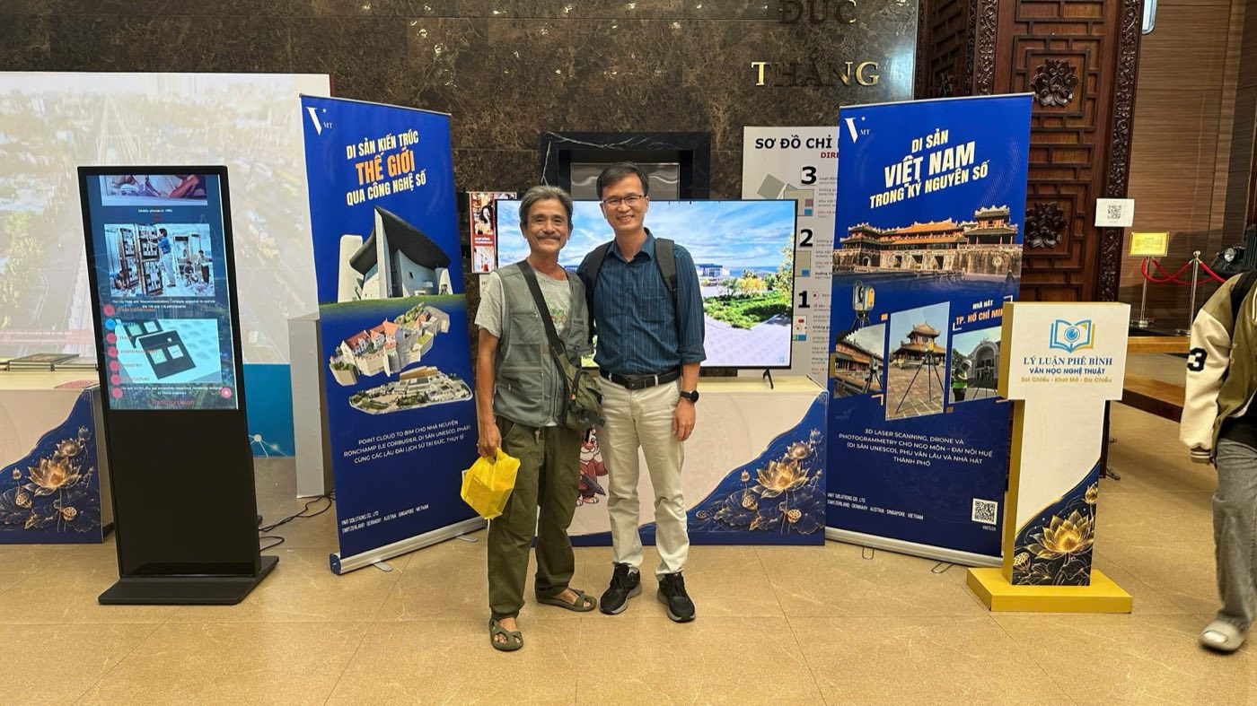 Huynh Si Nguyen (VMTS) am Ausstellungsstand zur Digitalisierung von Baudenkmälern, Ton Duc Thang Museum