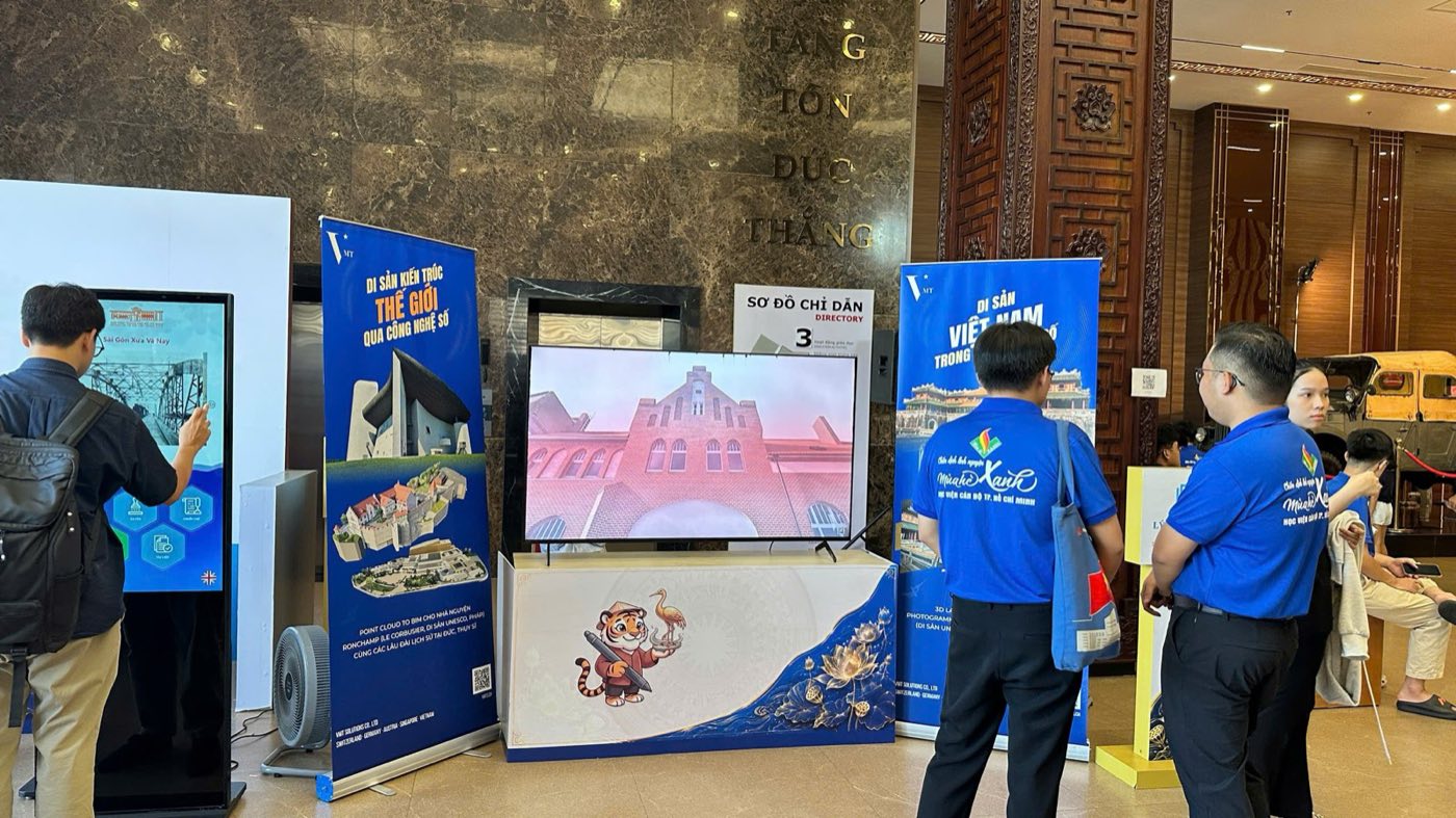 VMTS-Stand mit Banner zur Weltarchitektur digital und Punktwolkenmodell auf dem Bildschirm