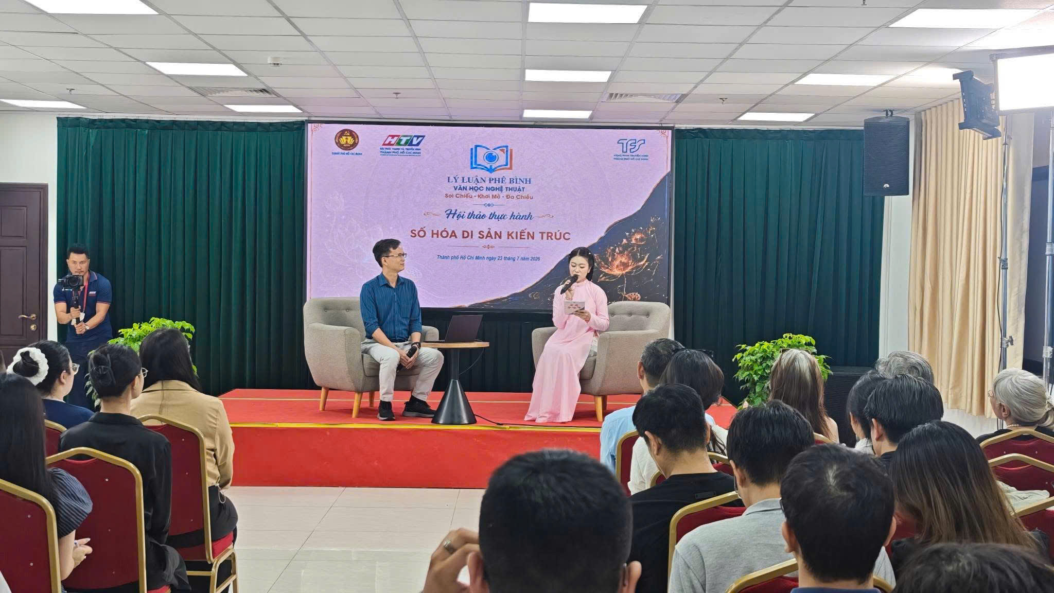Khán giả theo dõi hội thảo thực hành Số hóa di sản kiến trúc, banner sự kiện ngày 23 tháng 7 năm 2026 tại Bảo tàng Tôn Đức Thắng